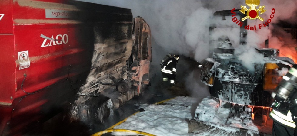 Terribile incendio nella notte in un'azienda agricola: in fiamme diversi mezzi